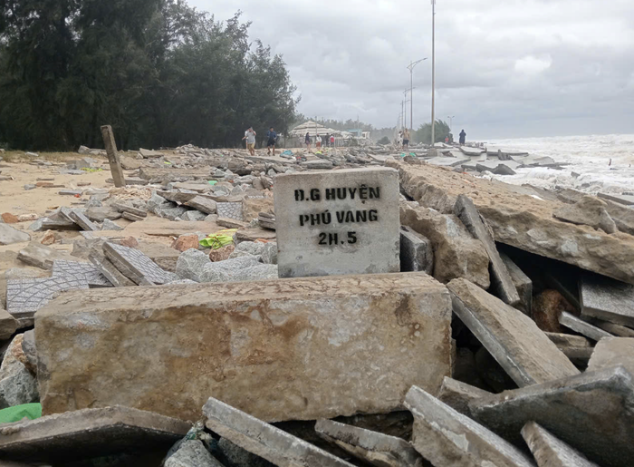 Huyện Phú Vang bị ảnh hưởng nghiêm trọng do bão Trà Mi. Ảnh: Báo Người Lao Động.