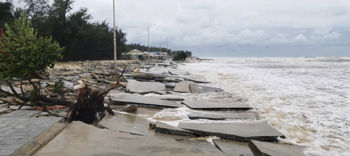 Mặt đường bê tông hư hỏng do sóng biển lớn do bão Trà Mi gây ra. Ảnh: PLO.