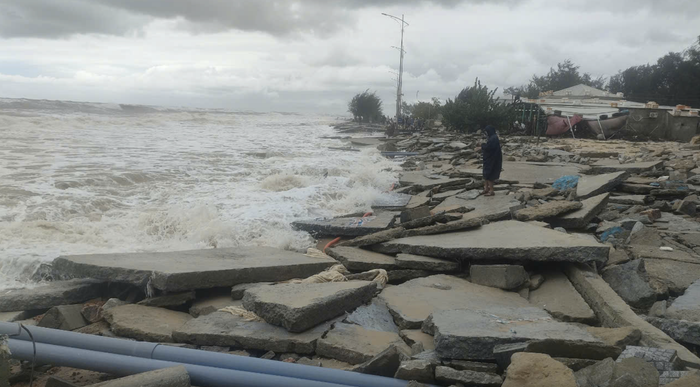 Bão Trà Mi đổ bộ vào Thừa Thiên - Huế, càn quét bờ biển tan hoang Ảnh 2