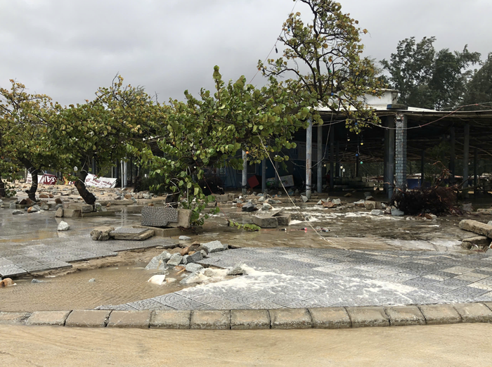 Nước biển tràn vào nhà dân. Ảnh: PLO.