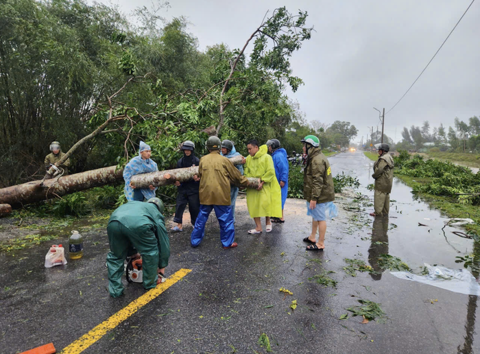 Bão Trà Mi gây ra nhiều thiệt hại khi đổ bộ vào đất liền. Ảnh: PLO.