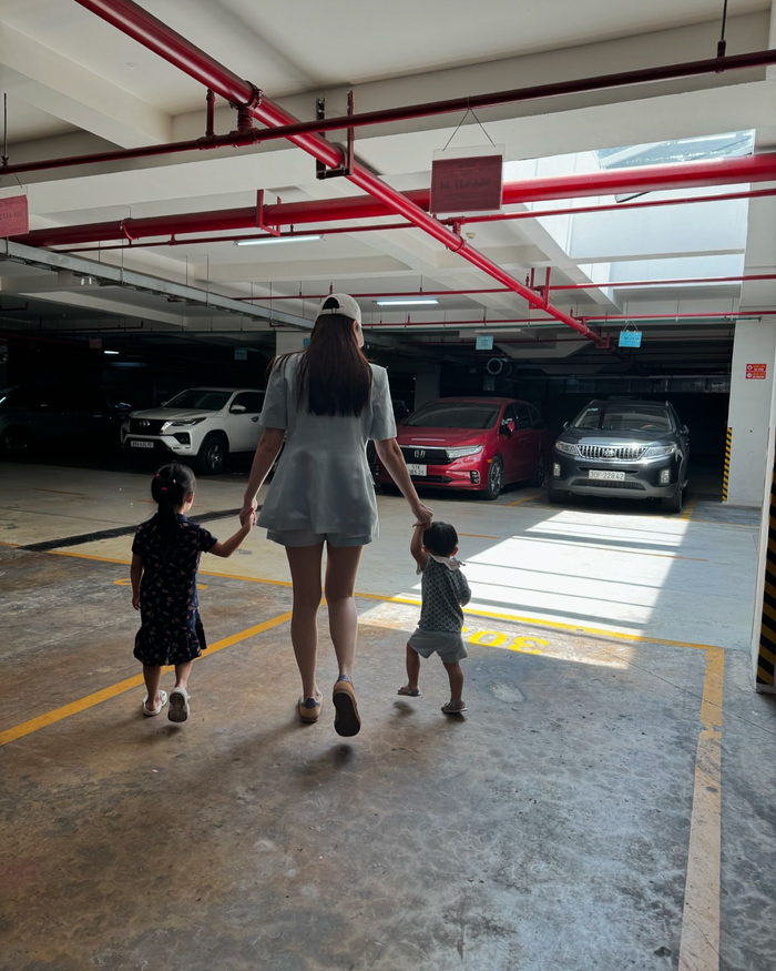 Thỉnh thoảng, vợ Cường Đô La cũng nhớ về bản thân của mình trong quá khứ nhưng cô vẫn hài lòng với chính mình của hiện tại. 