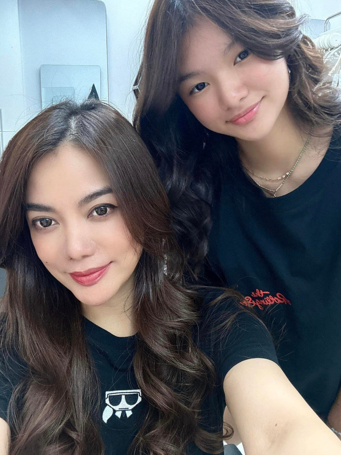Trương Ngọc Ánh đưa con gái đi làm tóc. Ảnh: FBNV
