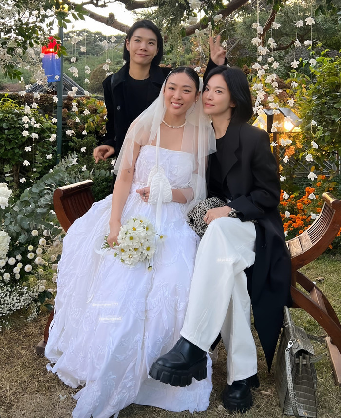 Song Hye Kyo bất ngờ xuất hiện tại một đám cưới nhưng không phải dành cho cô mà là của hai người bạn thân thiết. 