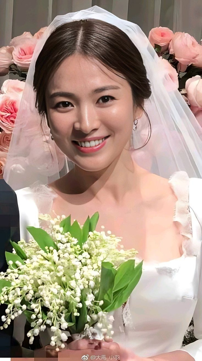 Song Hye Kyo cũng từng khoác lên mình chiếc váy cô dâu lộng lẫy trong đám cưới cùng chồng cũ Song Joong Ki. 