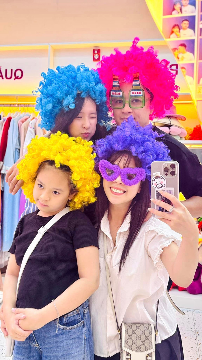 Cả nhà diễn viên Hồng Đăng nhí nhố khi chụp photobooth lưu giữ khoảnh khắc đẹp bên nhau.