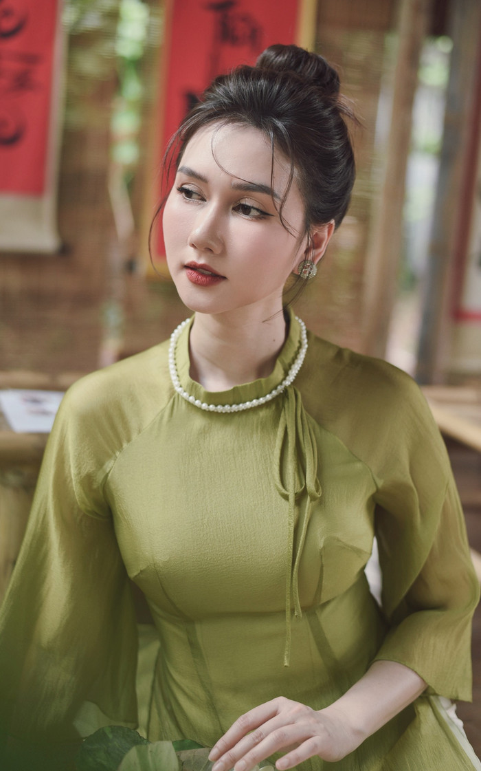 Trước khi có mối tình 5 năm với Đình Tú, Hương Giang từng tiết lộ có một đời chồng và có một cô con gái xinh xắn. 