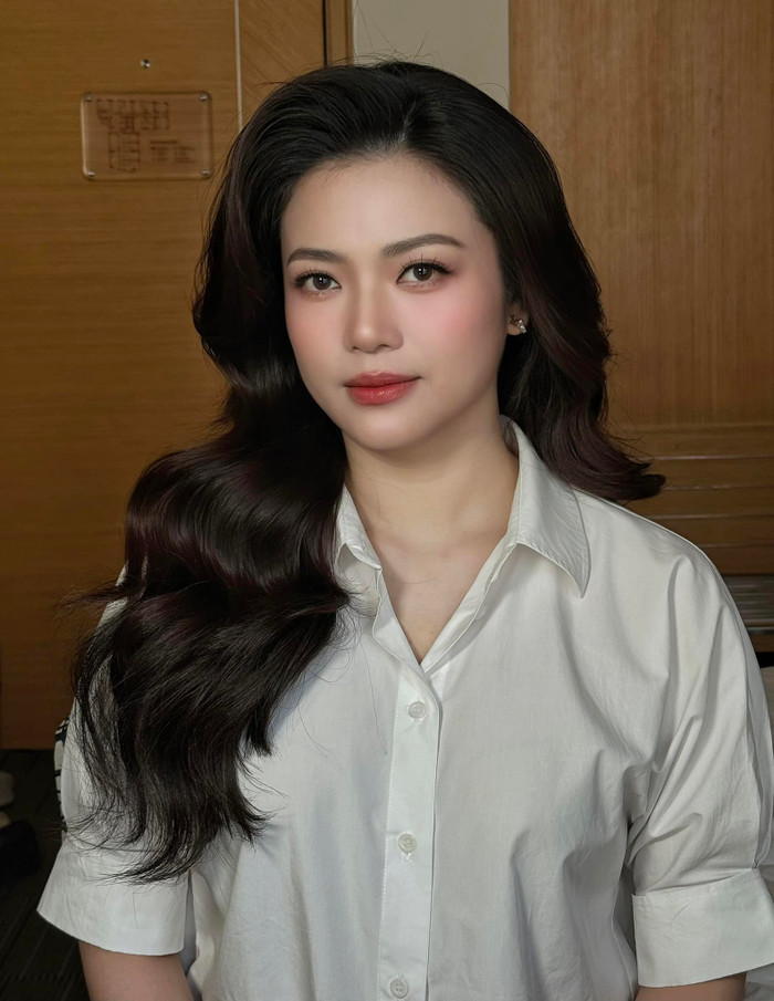 Vẻ đẹp của Kiều Anh khó để bị che lấp bởi trang phục nên cô và nhà làm phim gặp không ít khó khăn khi hóa thân thành cô con dâu cả giản dị. 