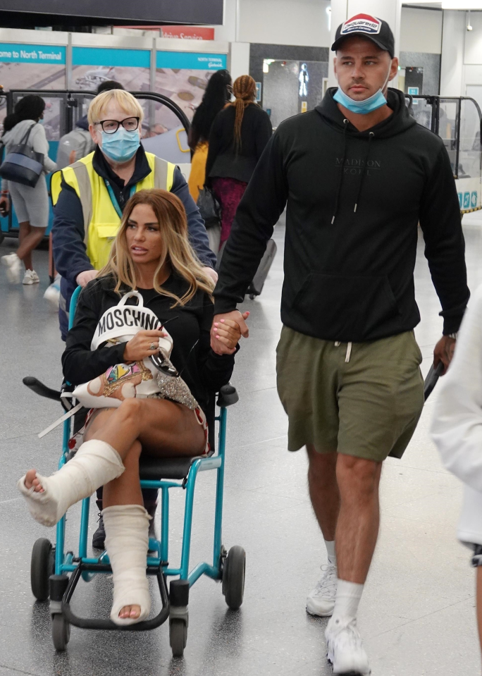 Vị hôn phu chăm sóc nữ người mẫu trong suốt thời gian bị tai nạn.