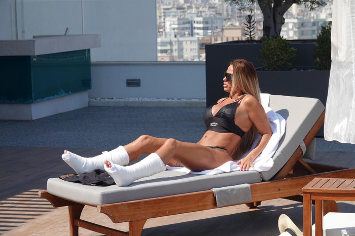 Nữ người mẫu té ngã ở độ cao hơn 7,5m sau khi bị phát hiện ngoại tình với cầu thủ bóng đá.