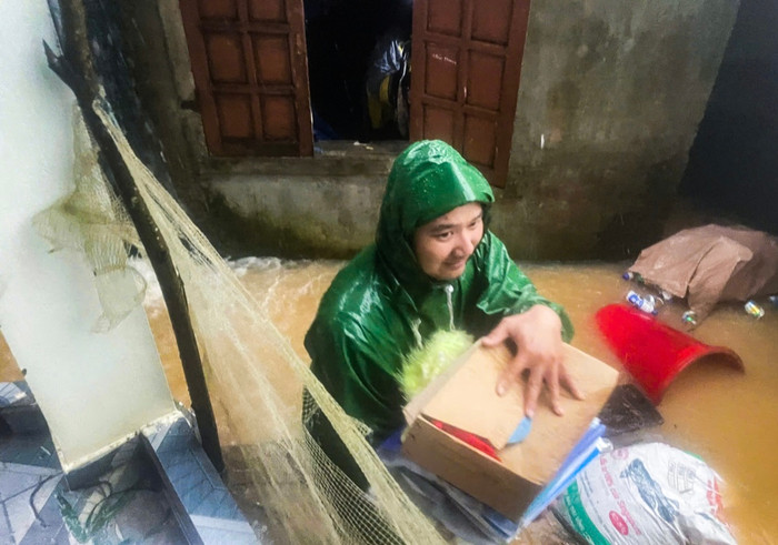 Nhiều nơi nước ngập sâu lên đến 1 mét.