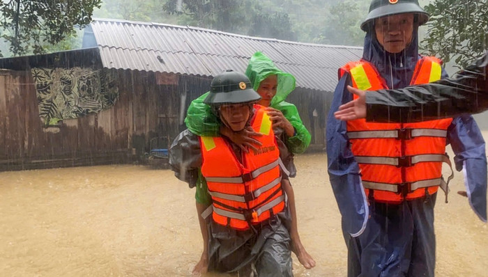 Miền Trung lại đối mặt mưa lũ: Cảnh sát, bộ đội sát cánh hỗ trợ dân.