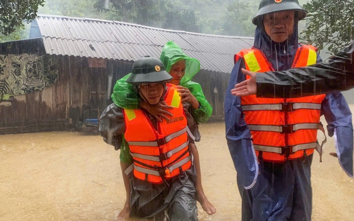 Mưa lớn khiến lũ dâng nhanh, hàng nghìn hộ dân miền Trung di dời khẩn cấp Ảnh 2