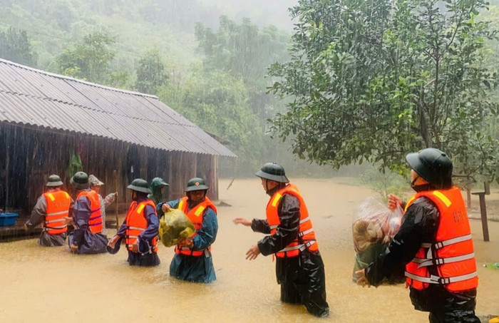 Bão số 6 gây ngập diện rộng, miền Trung cấp tốc ứng phó.