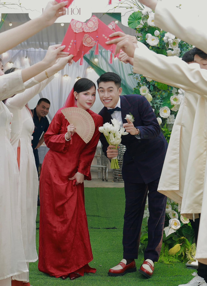 Tuấn Mõ nhí nhảnh tạo dáng cùng bà xã. Ảnh: FBNV