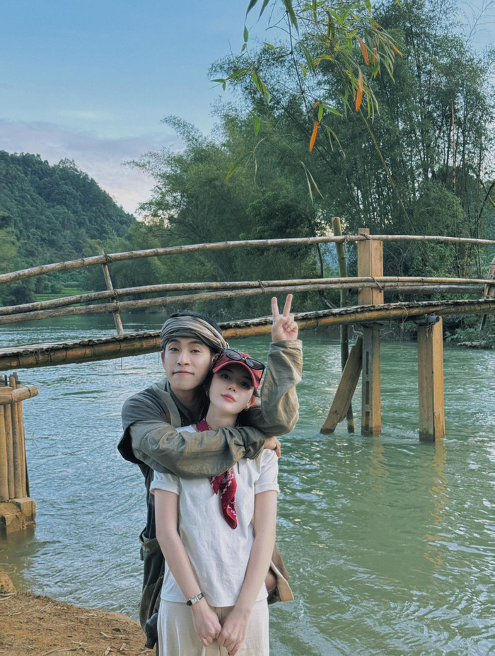 Tuấn Mõ khi đi du lịch cùng bà xã. Ảnh: FBNV