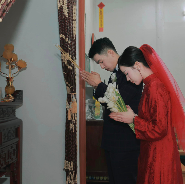 Tuấn Mõ và bà xã làm lễ gia tiên. Ảnh: FBNV