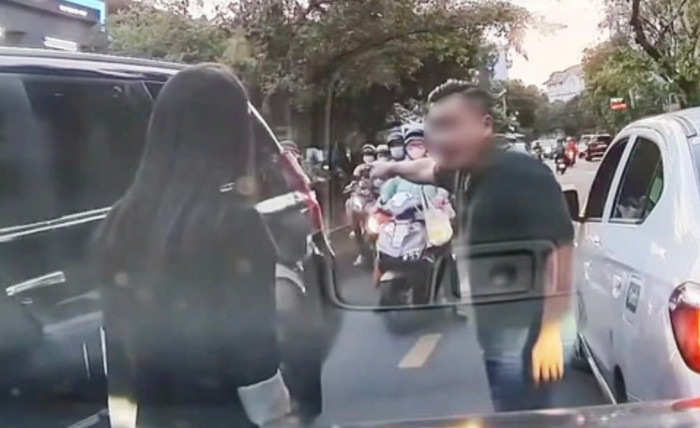 Clip vụ việc được camera hành trình xe chị T. ghi lại (Ảnh: Cắt từ clip)