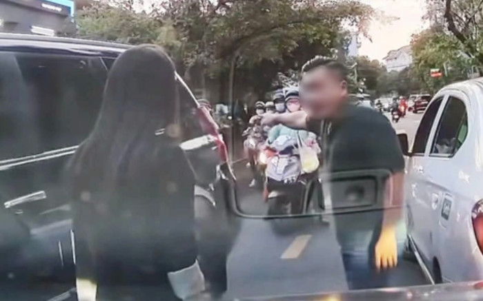 Nữ tài xế bị tát giữa đường vì bóp còi xin đường, gặp lại đối phương tại công an Ảnh 2