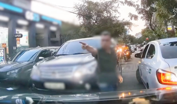 Clip vụ việc được camera hành trình xe chị T. ghi lại (Ảnh: Cắt từ clip)