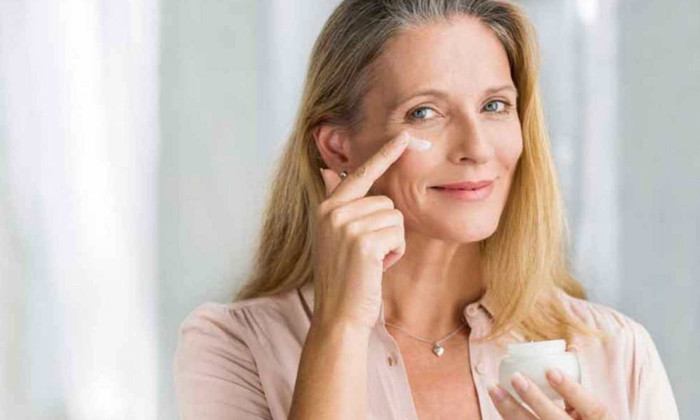 Tuổi ngoài 40 nên kết hợp thêm với những chu trình dưỡng da chuyên sâu theo tư vấn của bác sĩ.