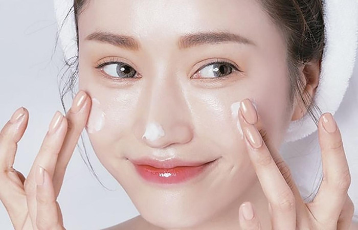 Ở độ tuổi ngoài 20, 'phái đẹp' nên đầu tư cho những sản phẩm dưỡng ẩm và chống nắng.