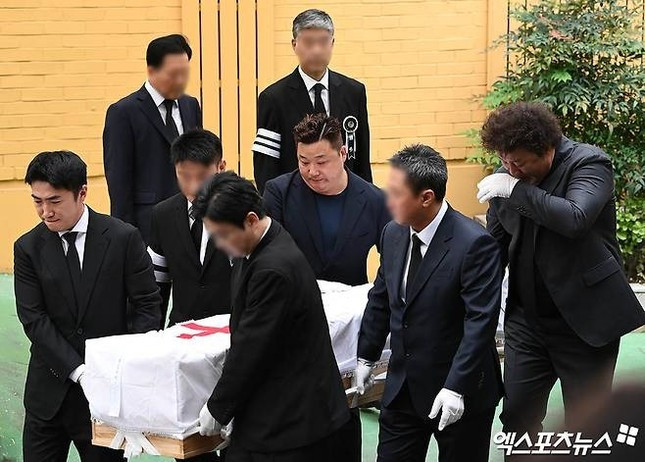 Đồng nghiệp vừa lau nước mắt vừa khiêng quan tài cho Kim Soo Mi.