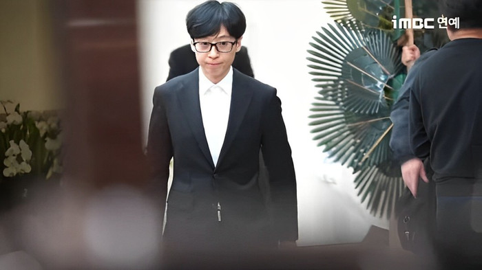 MC Yoo Jae Suk đến viếng đàn chị.
