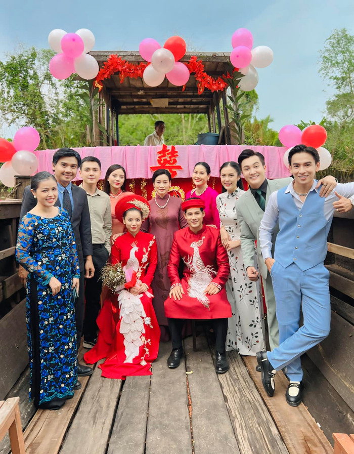 Hậu trường dễ thương trong phân cảnh đám cưới Thanh Thức - Hạ Anh.