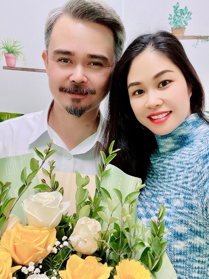 Nếu trong phim Độc đạo, Vĩnh Xương ranh mãnh, mưu mô và nham hiểm thì ngoài đời, nam diễn viên lại chăm chỉ với nghề, yêu vợ chiều con. 