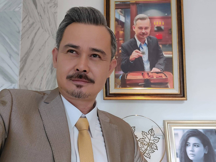 Yêu diễn xuất nhưng vì phải lo cho kinh tế gia đình, phản diện Độc đạo còn có sự nghiệp kinh doanh riêng với quán bánh canh nổi tiếng tại Hà Nội. 