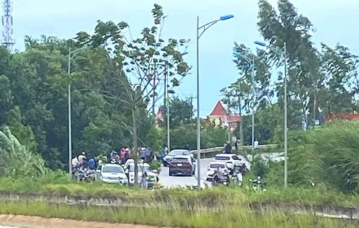 Cơ quan công an có mặt tại hiện trường điều tra làm rõ nguyên nhân vụ việc.