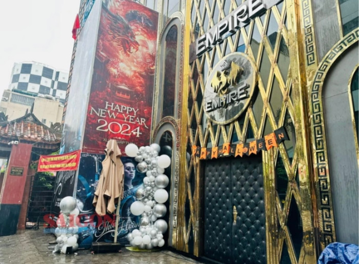 Quán bar Empire sáng nay còn hình ảnh giới thiệu đêm diễn của DJ Thái Hoàng. Ảnh: Sài Gòn Giải Phóng.