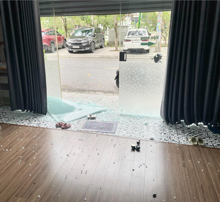 Hiện trường kính vỡ khắp nơi từ cửa nhà của trung vệ Bùi Tiến Dũng.