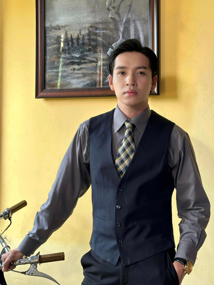 Bạch Công Khanh gây sốt với vẻ ngoài bảnh bao, trẻ trung.