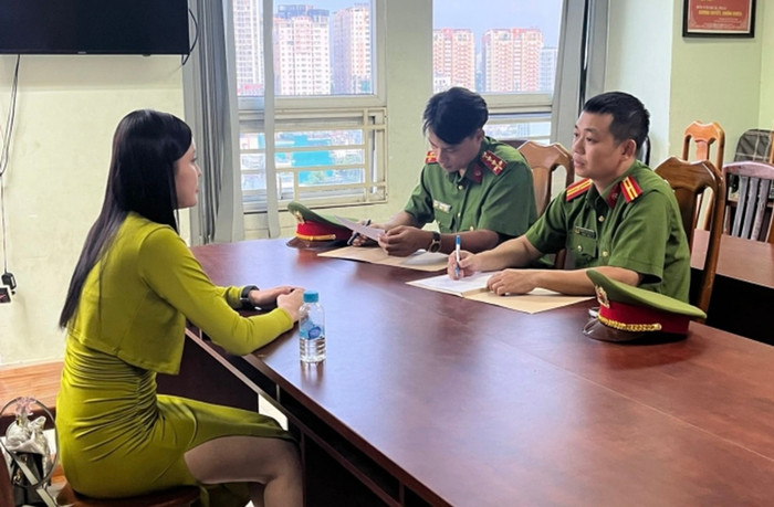 Vỏ Thị Mỷ Hạnh tại cơ quan công an.