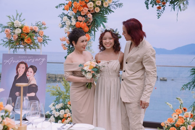 Con gái Việt Hương góp mặt trong tiệc kỷ niệm 18 năm ngày cưới của bố mẹ.