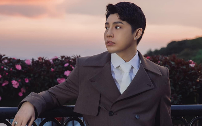 Khán giả muốn Noo Phước Thịnh ký tặng, nam ca sĩ hỏi một câu khiến nhiều người sững sờ Ảnh 2