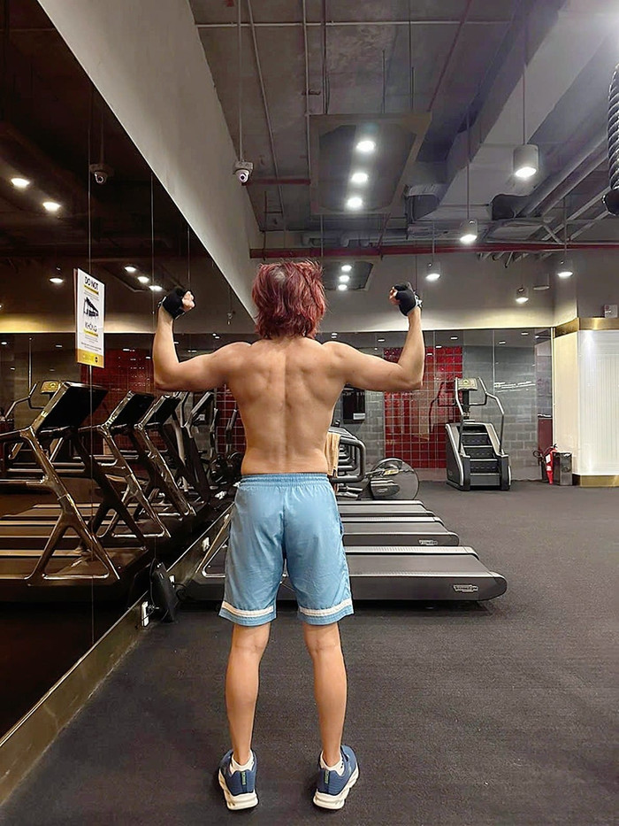 Body cuồn cuộn, săn chắc của chồng Việt Hương. 