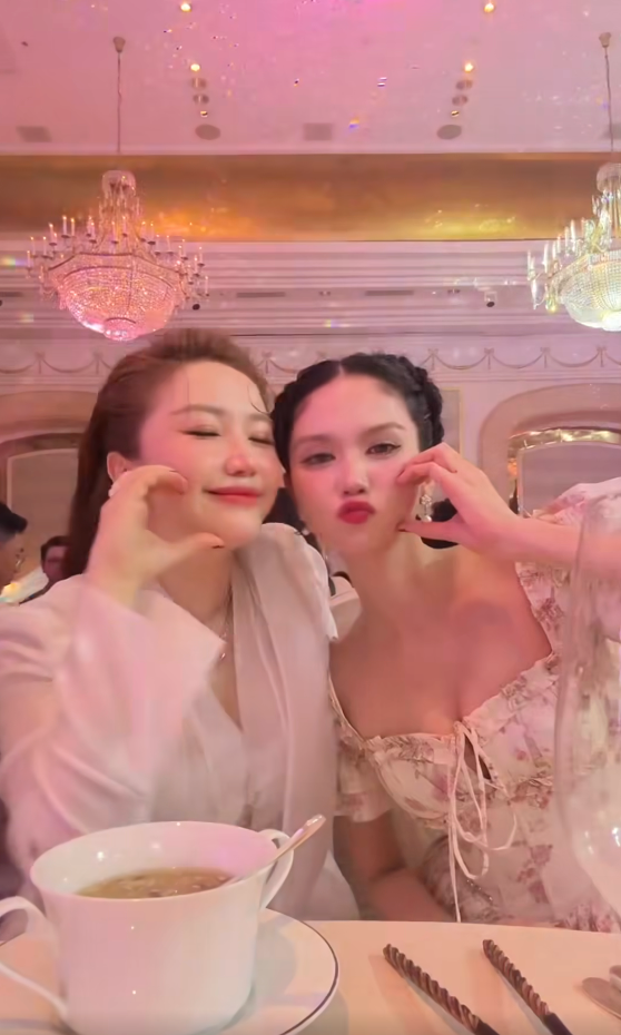 Ngọc Trinh vui vẻ chơi đùa cùng Bảo Thy và những khách mời khác tại bữa tiệc. Ảnh: FBNV