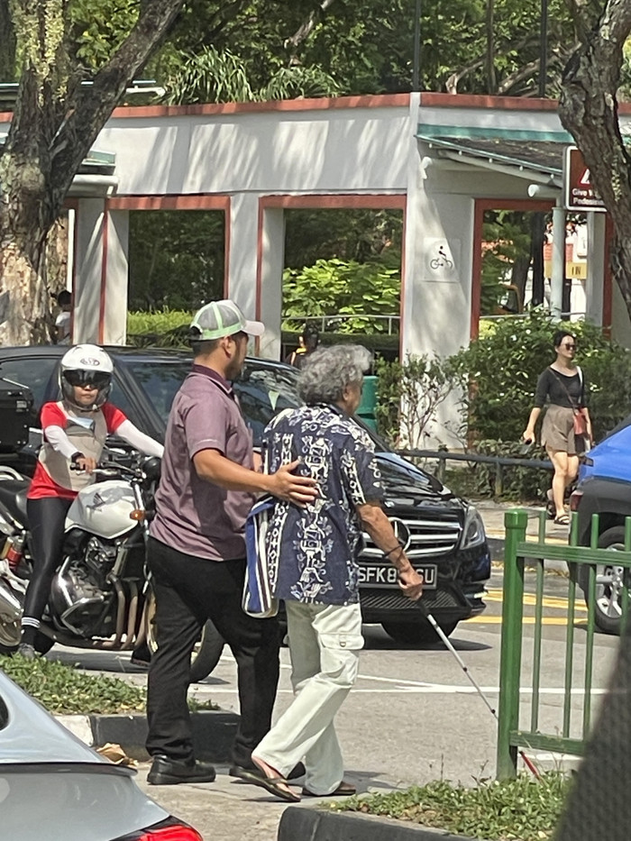 Thấy cụ ông khiếm thị xuống xe buýt, nam tài xế bỏ lái xe để làm một việc Ảnh 2