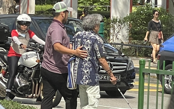 Thấy cụ ông khiếm thị xuống xe buýt, nam tài xế bỏ lái xe để làm một việc Ảnh 2