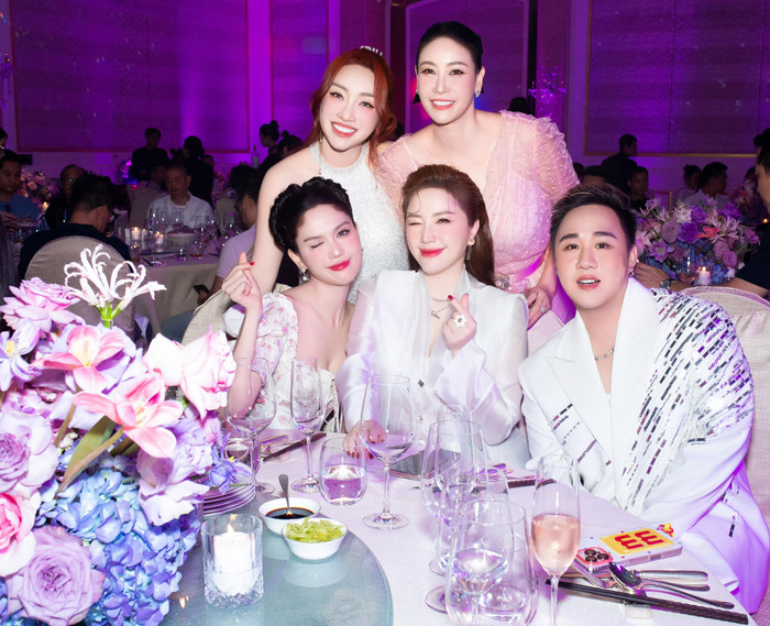 Bảo Thy mới đi dự tiệc đầy tháng của con gái Chi Bảo, cô được khen khi 'đọ sắc' cùng Ngọc Trinh và cùng những người đẹp khác. Ảnh: FBNV