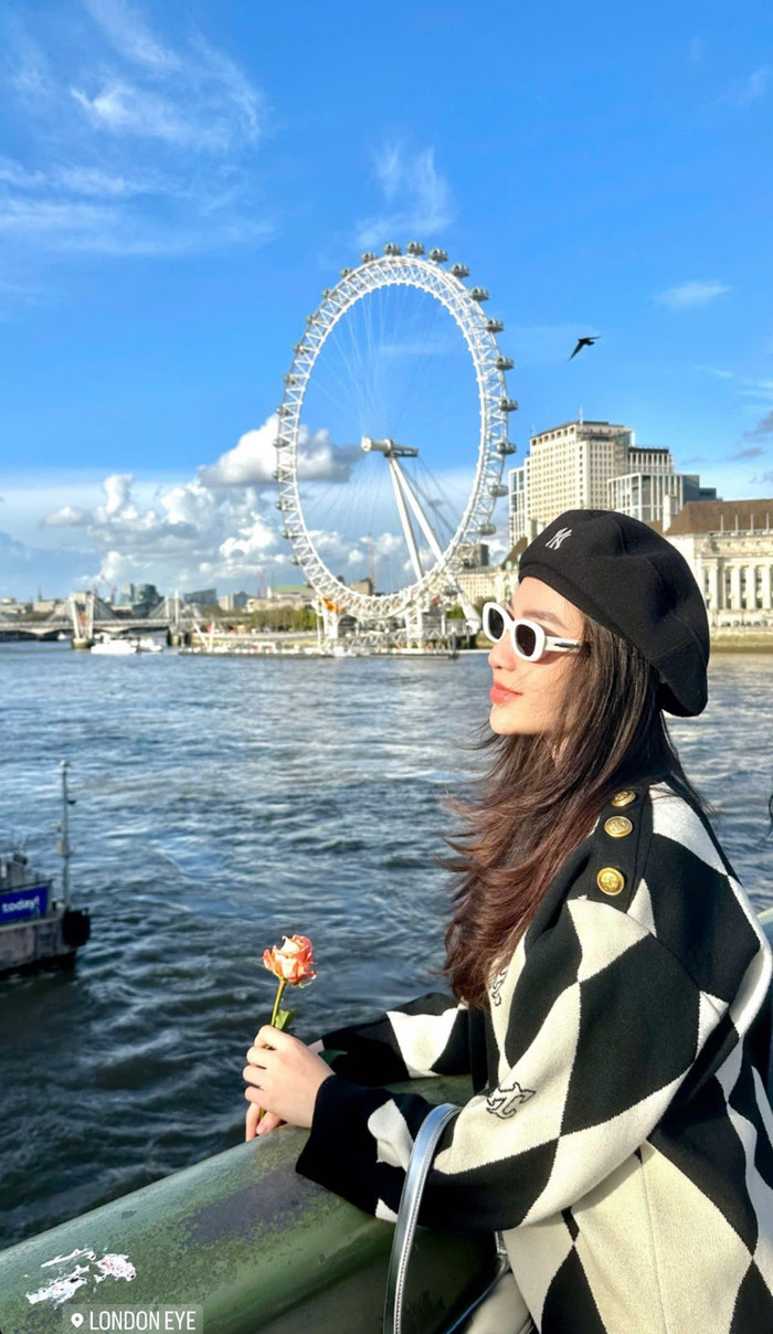 Lê Khanh đi du lịch nhiều nơi sang chảnh.