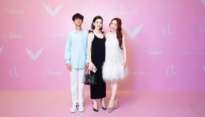 Con trai Lệ Quyên cao hơn cả mẹ.