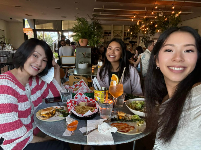 Hồng Đào trong hình ảnh giản dị, đi ăn cùng các con.