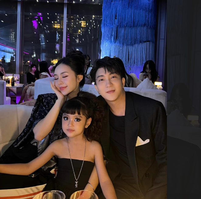 Gia đình ba người gồm B Trần, Quỳnh Kool và bé Cherry An Nhiên trong Chúng ta của 8 năm sau. 