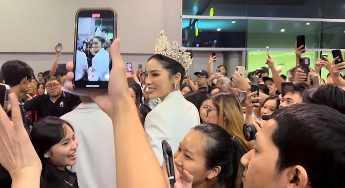 Hàng trăm người chen chúc, xô đẩy để chụp ảnh cùng Kỳ Duyên tại sân bay. Khung cảnh này chưa được từng được nhìn thấy ở thời khắc khởi hành đi thi 
