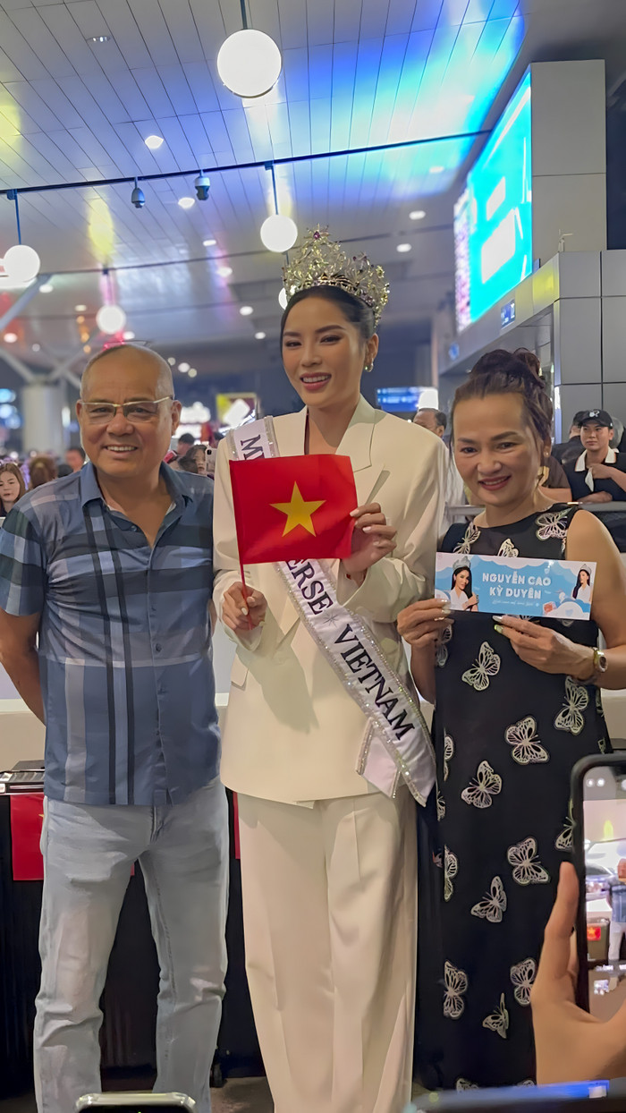 Ba mẹ Kỳ Duyên cũng có mặt trong ngày trọng đại của con gái. 'Đấng sinh thành' của nàng hậu không giấu được ánh mắt tự hào về Kỳ Duyên khi con gái nhận được nhiều yêu thương từ phía khán giả. 