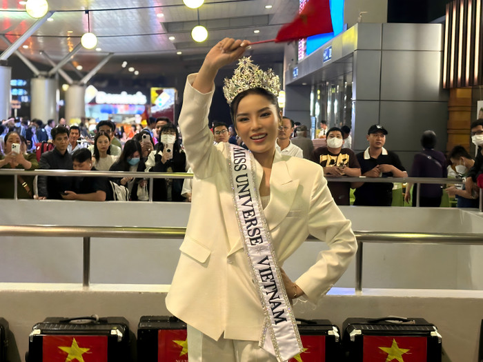 Tối 29/10, Nguyễn Cao Kỳ Duyên có mặt tại sân bay Tân Sơn Nhất để lên đường dự thi Miss Universe 2024 tại Mexico. Xuất hiện ở phi trường, Kỳ Duyên khoác trên người bộ suit màu trắng kín đáo nhưng mang lại cảm giác quyền lực, thanh lịch cùng chiếc vương miện trị giá 24 triệu đồng. 